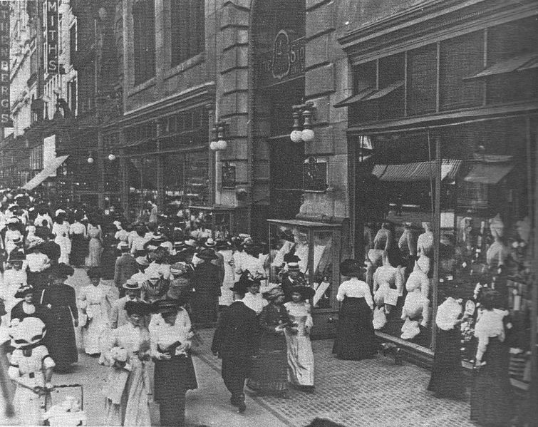 Entrance_of_Macy's,_New_York_1908
